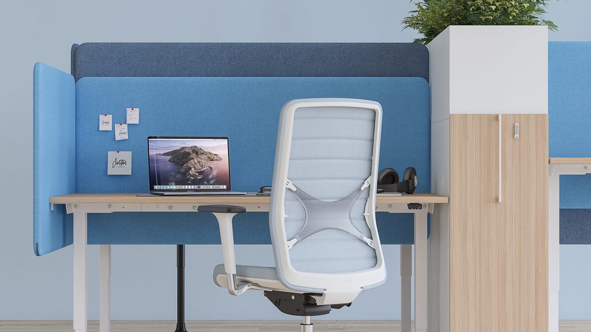DESK 760 - bledo-modrá doska v kancelárií