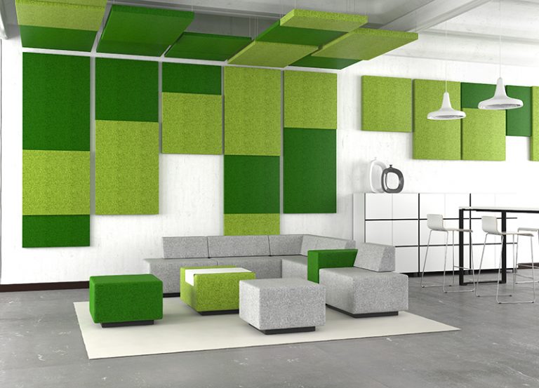 zelené panely na strope a stene v kancelárskom priestore