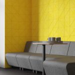 dizajnové panely trojuholníkové žltej farby na stene pri pohovke